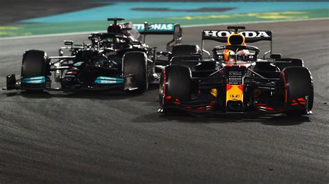 A Saga do Grande Prêmio de Abu Dhabi de Fórmula 1 de 2021: Uma Batalha Épica entre Max Verstappen e Lewis Hamilton